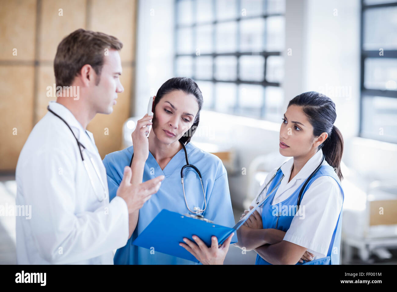 L'équipe médicale de l'examen du rapport de concert Banque D'Images