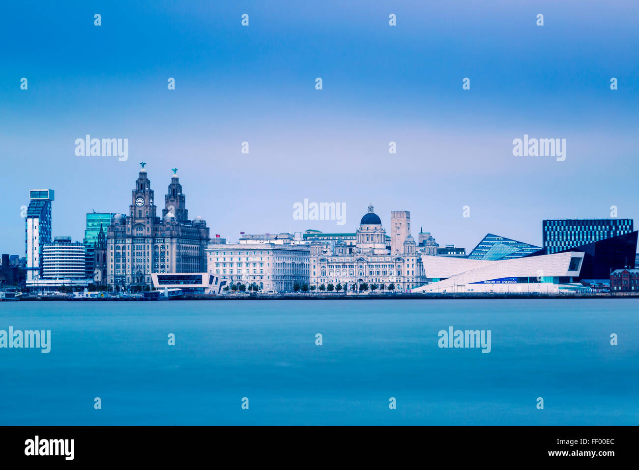 Liverpool waterfront y compris les Trois Grâces, Liverpool Museum et le bâtiment de l'île de Mann. Banque D'Images