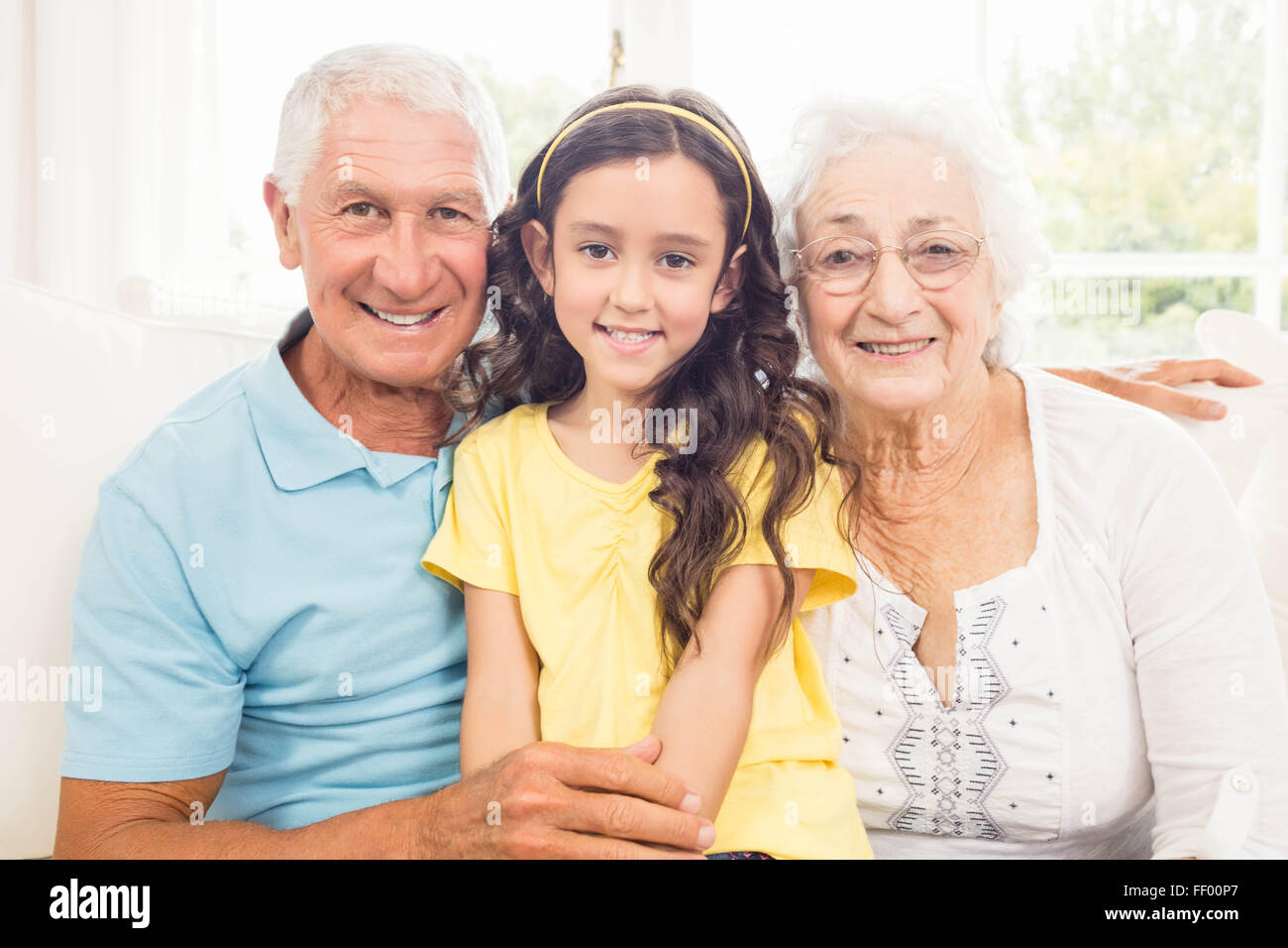 Les grands-parents avec leur petite-fille souriante Banque D'Images
