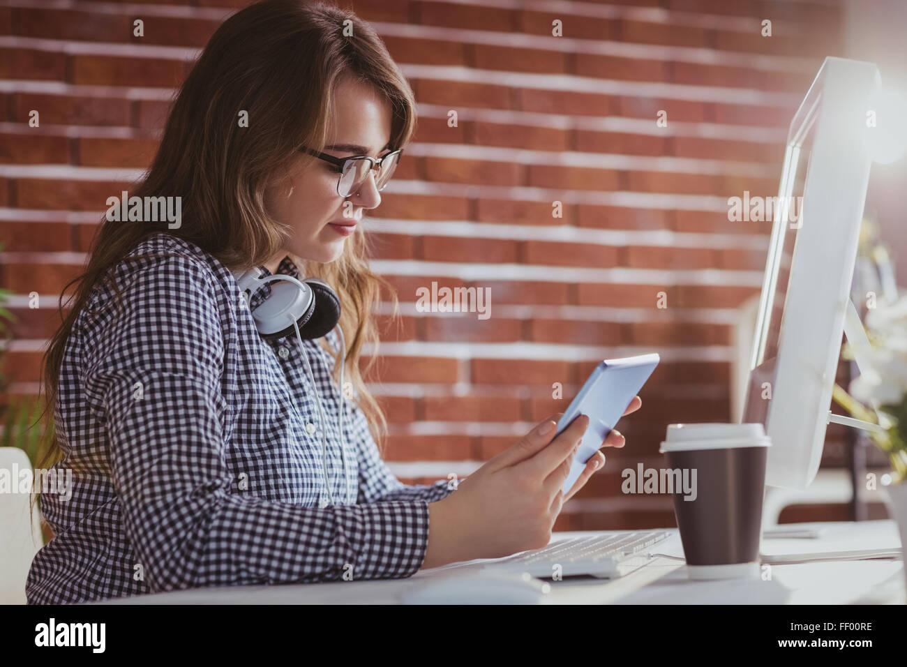 L'accent hipster businessman using tablet Banque D'Images