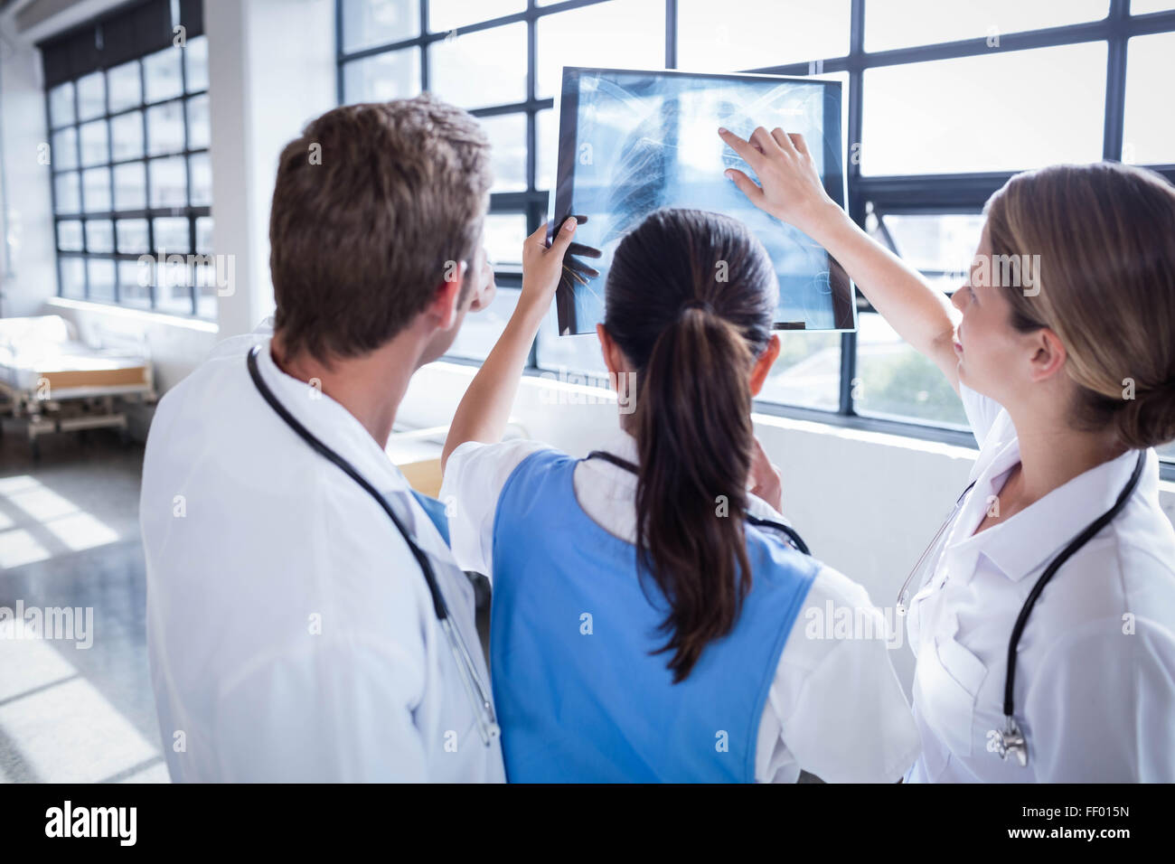 L'équipe médicale à la recherche à l'ensemble des rayons x Banque D'Images