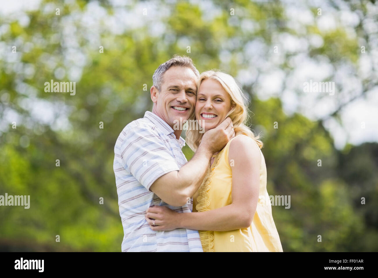 Couple heureux sur le point de baiser Banque D'Images