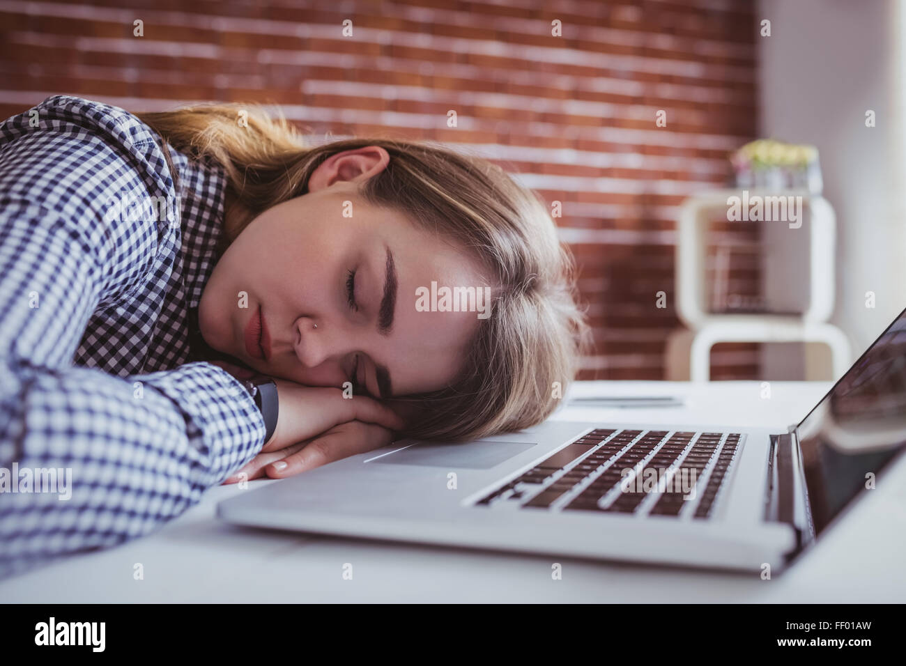 Hipster fatigué businesswoman sleeping Banque D'Images
