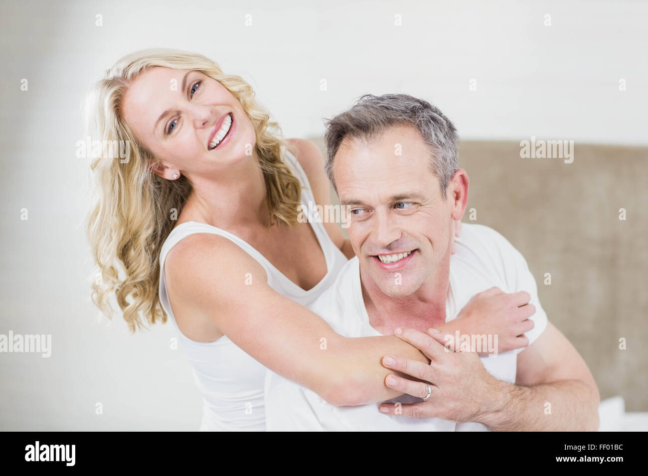Cute couple cuddling in bed Banque D'Images