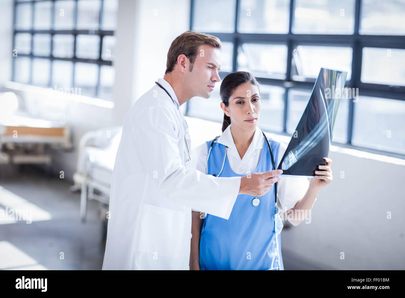 L'équipe médicale à la recherche à l'ensemble des rayons x Banque D'Images