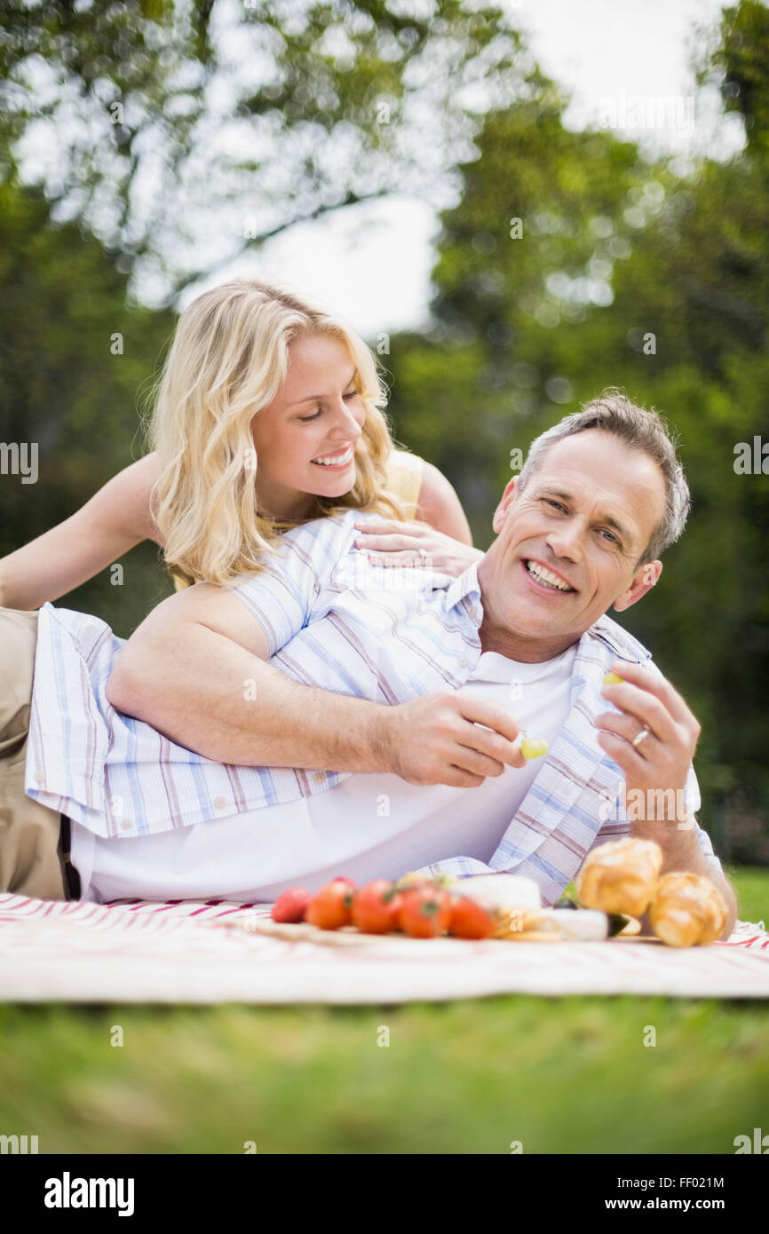 Heureux couple having a picnic Banque D'Images