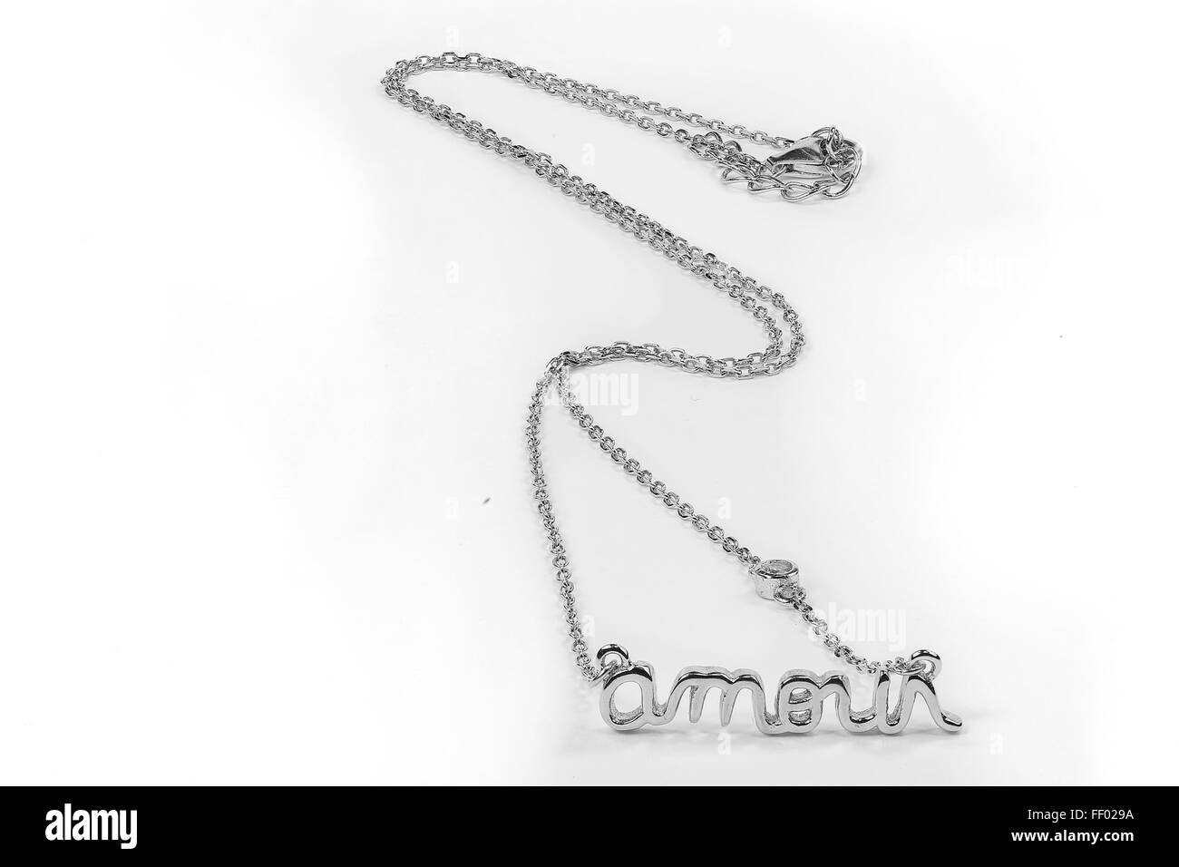 Collier argent isolé sur fond blanc Banque D'Images