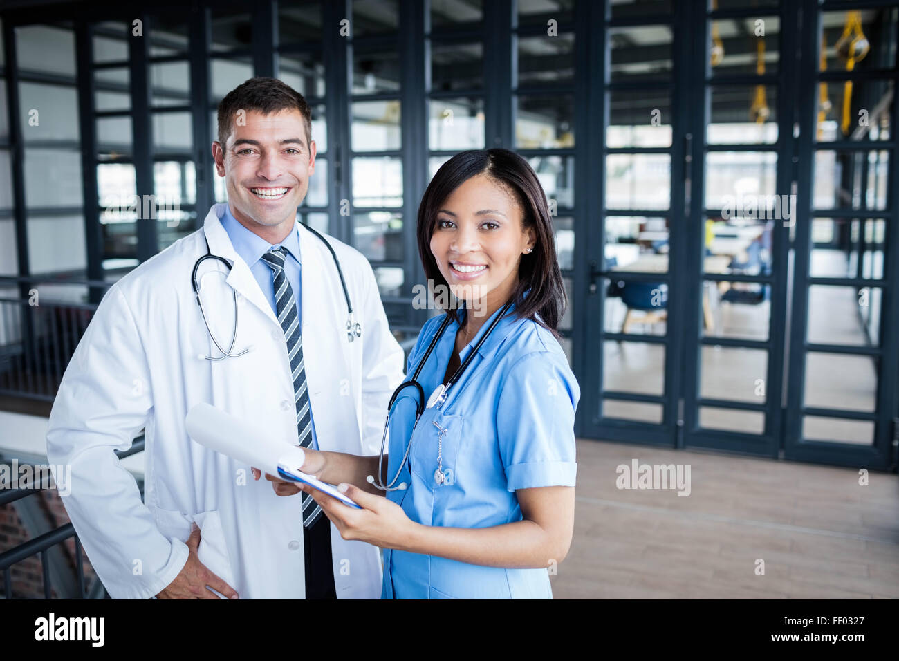 Infirmière et médecin smiling at camera Banque D'Images