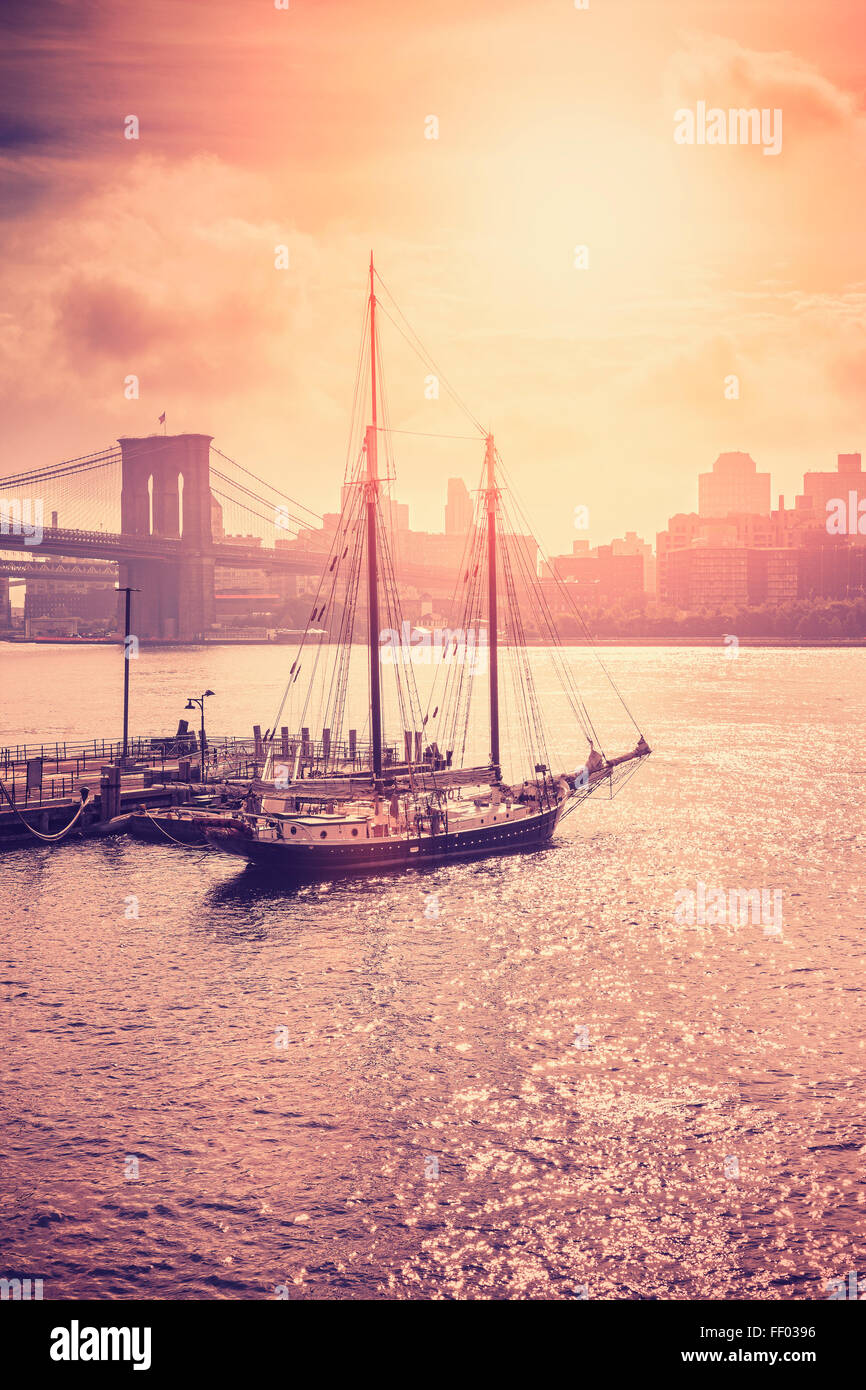 Tons Vintage coucher de soleil sur la rivière Hudson à New York. Banque D'Images