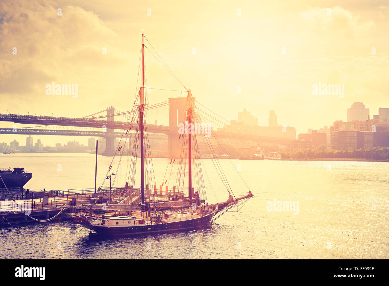 Stylisé rétro coucher de soleil sur la rivière Hudson à New York. Banque D'Images