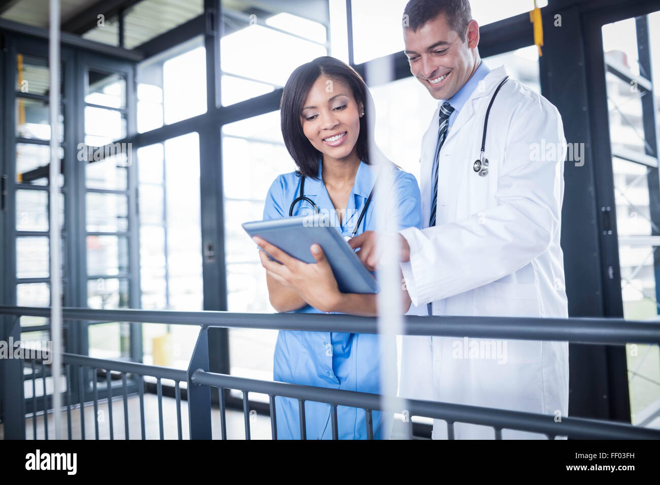 Doctor and nurse looking at tablet Banque D'Images