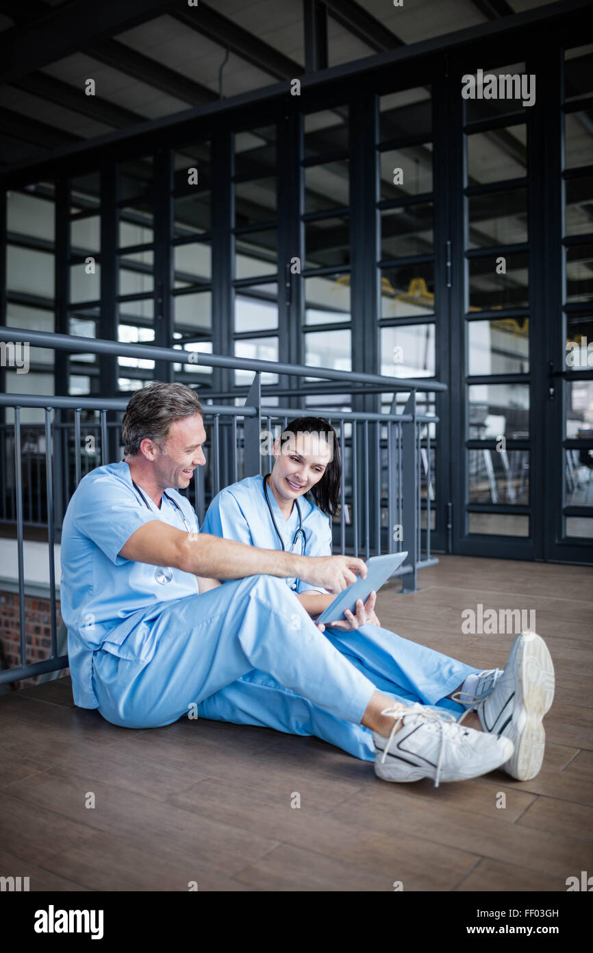Deux infirmières assis sur le plancher et de parler Banque D'Images