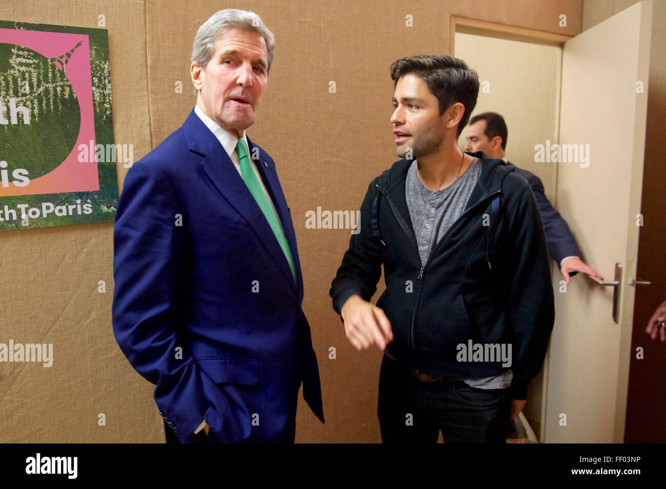 Kerry secrétaire parle avec l'acteur américain Adrien Grenier à propos de Ocean Cleanup à Paris Banque D'Images