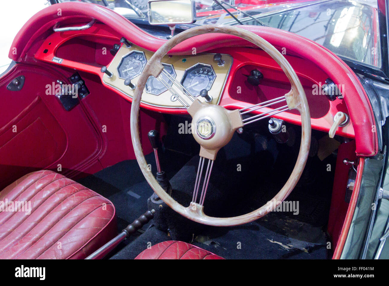 Intérieur d'un MG Midget TF 1954 Voiture de sport classique britannique, UK Banque D'Images