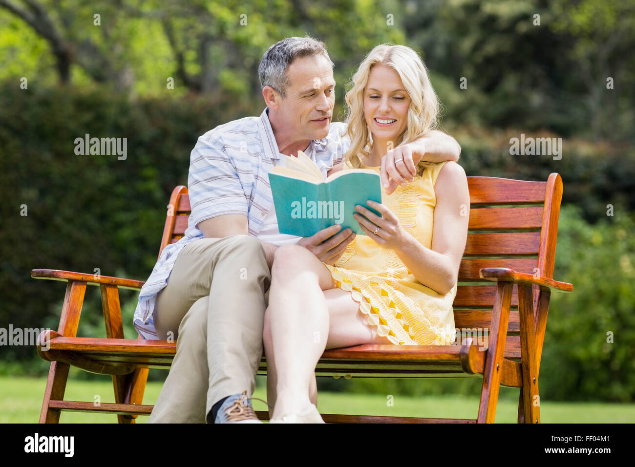 Couple heureux de lire un livre Banque D'Images