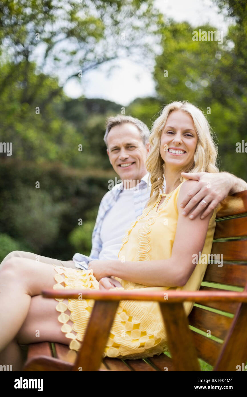Heureux couple assis sur un banc Banque D'Images