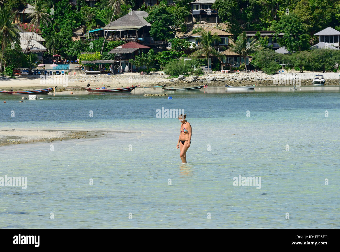 Jeune femme marchant sur la plage de salade avait à Koh Phangan Island, Thaïlande Banque D'Images