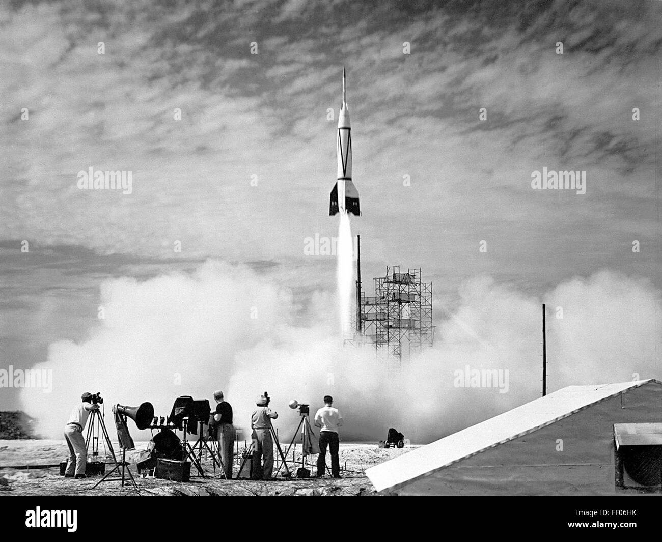 La fusée Bumper V-2 a été lancée dans le cadre d'un programme expérimental visant à tester le vol à haute altitude et à recueillir des données pour d'autres missions spatiales. Il combine les fusées V-2 et Bumper, contribuant ainsi aux premiers essais de fusée américains. Banque D'Images