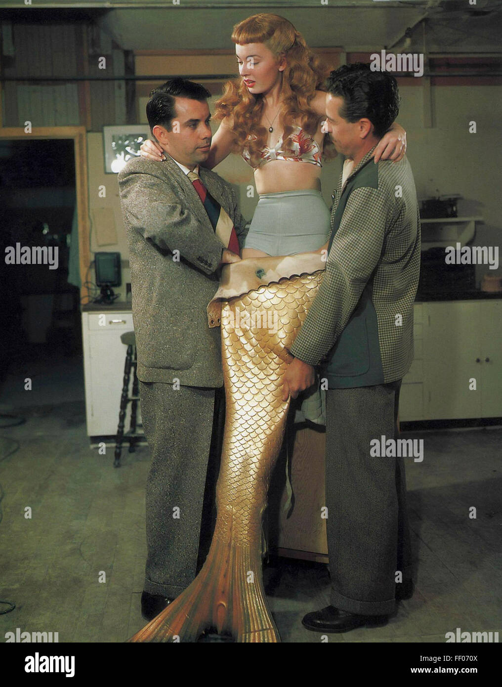 M. PEABODY ET LA SIRÈNE 1948 Universal Pictures film avec Ann Blyth vu ici avec make-up artist Bud Westmore (1918-1973), à gauche. Photo : archives universelle Banque D'Images