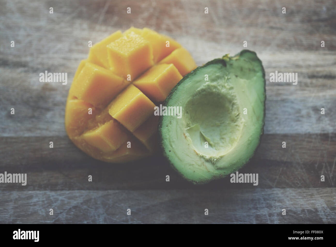 Une association créative d'un avocat et d'une mangue hérisson, mettant en valeur une combinaison unique de fruits. Les deux sont connus pour leurs saveurs distinctes, avec l'avocat offrant une texture crémeuse et la mangue fournissant une douceur tropicale. Banque D'Images