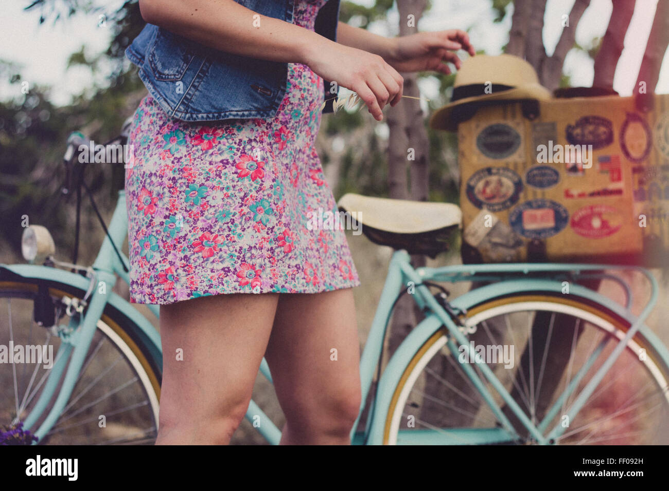 Robe femme en robe de femme en vélo en vélo Banque D'Images