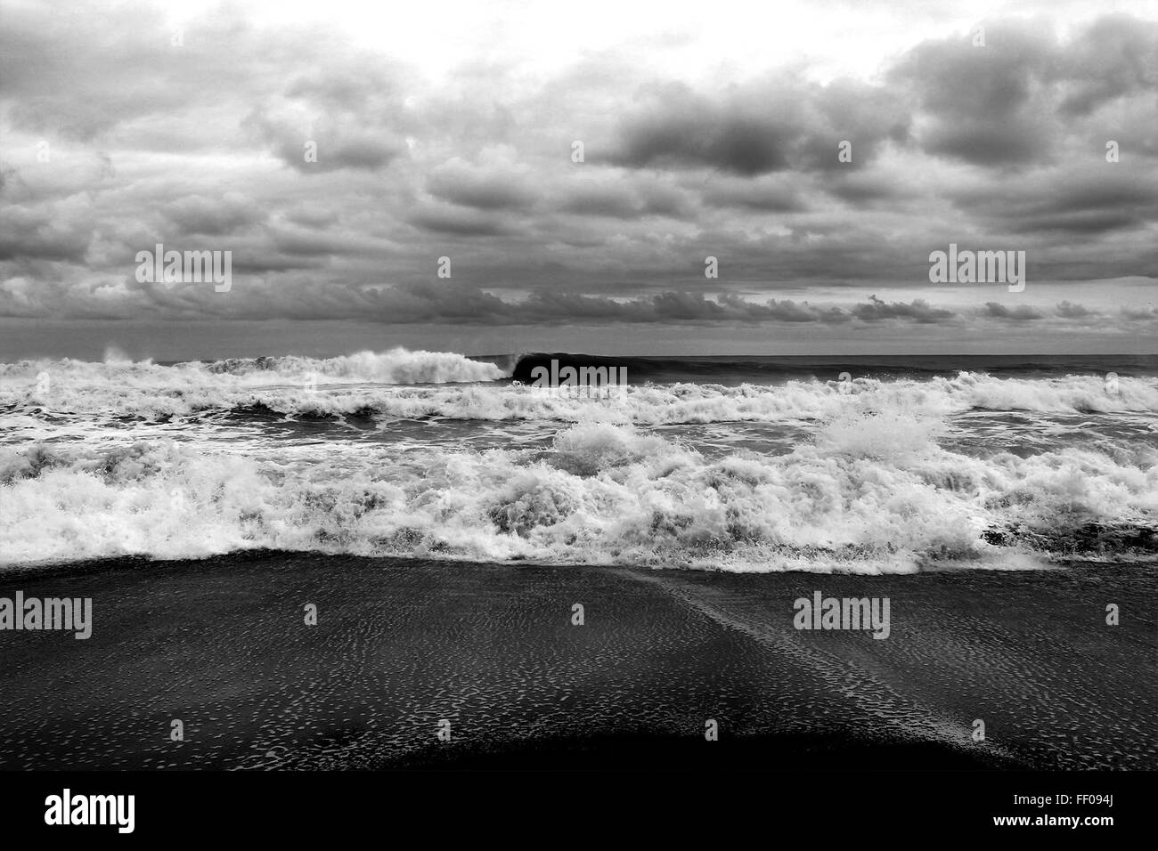 De fortes vagues de l'océan sur la plage de fortes vagues de l'océan sur la plage Banque D'Images