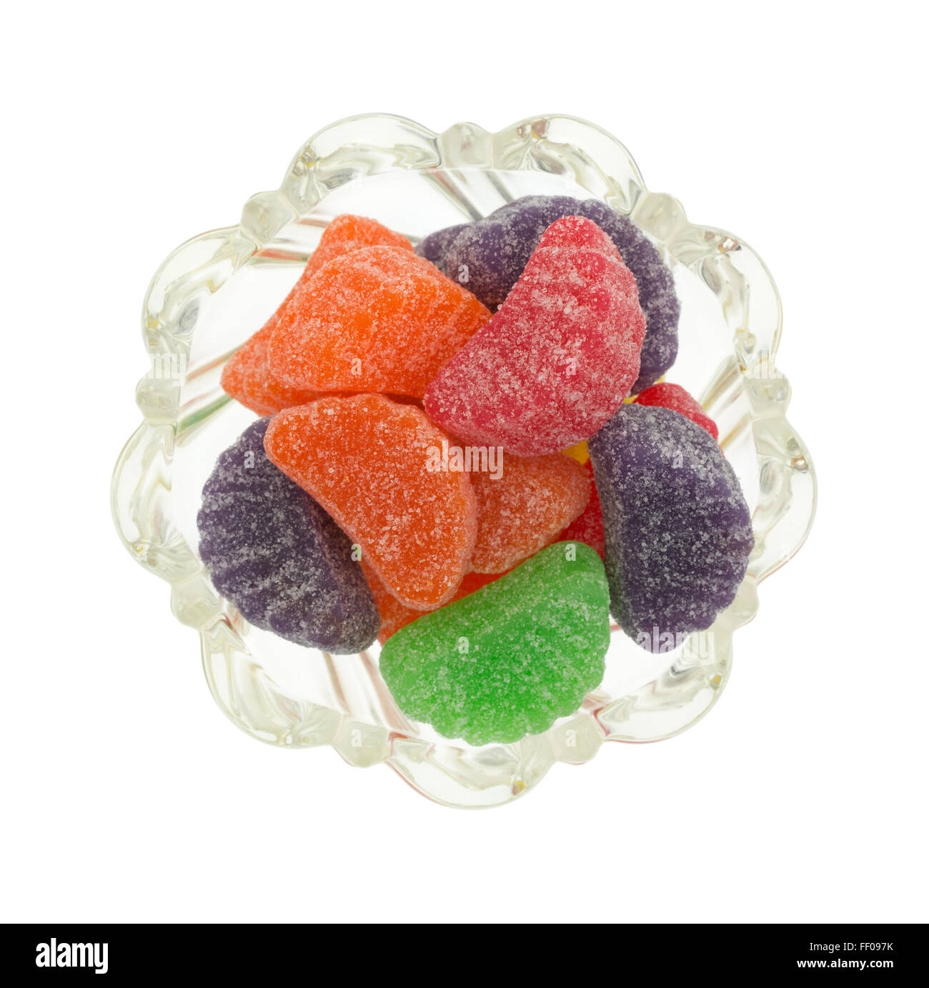 Vue de dessus d'un bol en verre remplis de bonbons tranches à saveur de fruits isolé sur un fond blanc. Banque D'Images