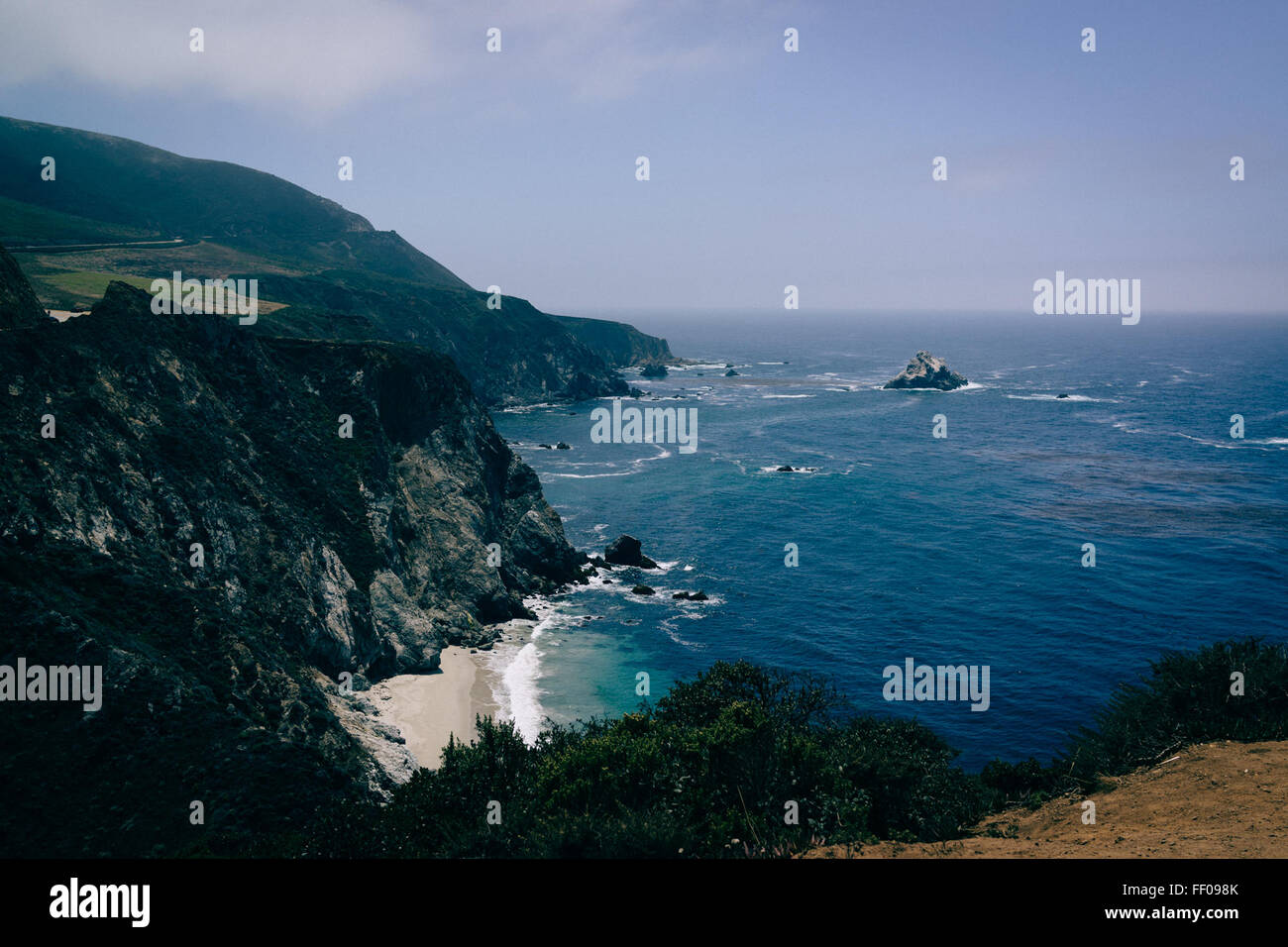 Paysage du littoral rocheux avec des paysage rocheux avec Seacoast Banque D'Images