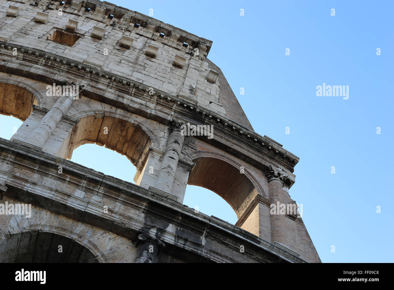 Le Colisée de Rome, également connu sous le nom d'amphithéâtre Flavien, présente son ingénierie romaine antique et sa conception architecturale, un monument historique majeur en Italie. Banque D'Images