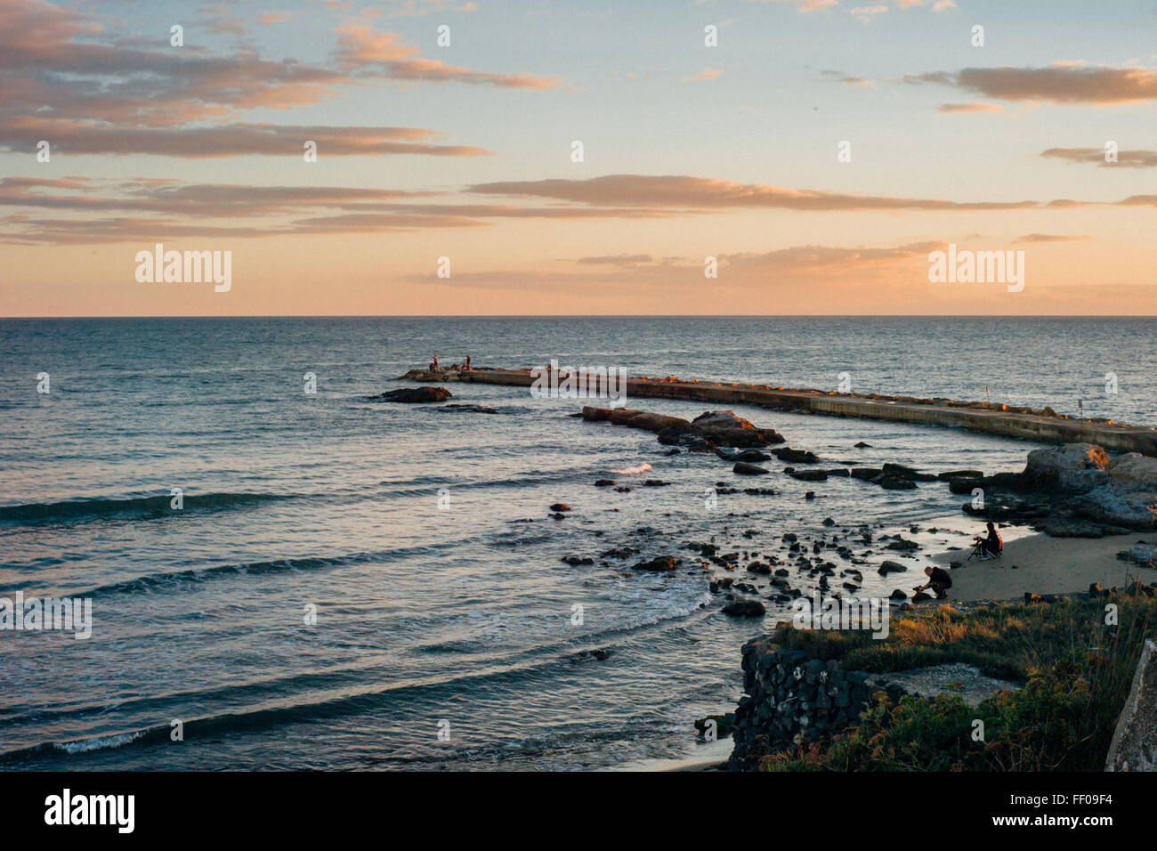 La pêche sur la jetée de pêche sur l'océan Ocean Pie Banque D'Images