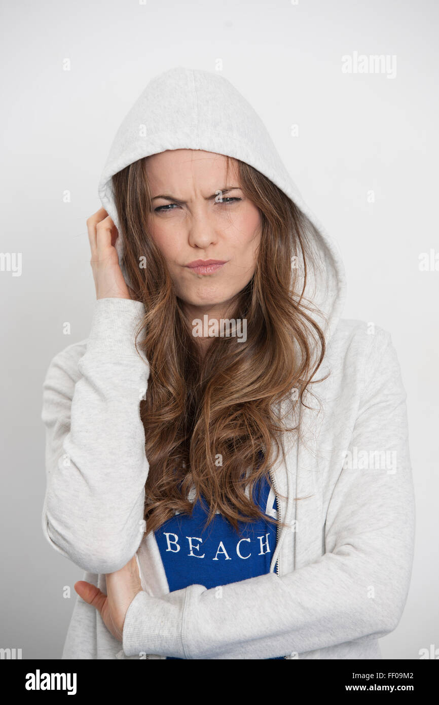 Femme portant une hoodiie froncer à la confus Banque D'Images