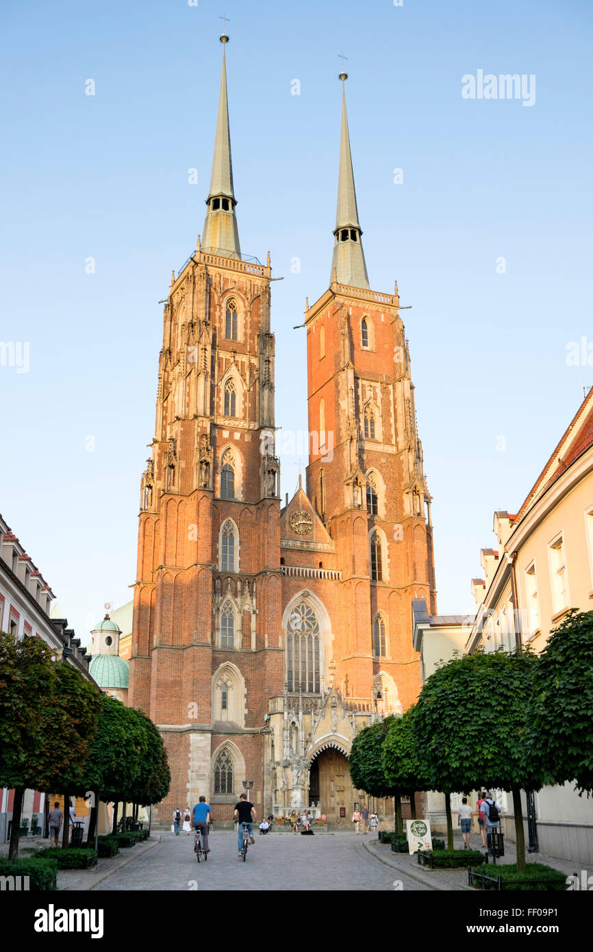 Les tours jumelles de la cathédrale de Saint Jean Baptiste à Wrocław, Pologne, l'une des capitales européennes de la Culture pour 2016. Banque D'Images
