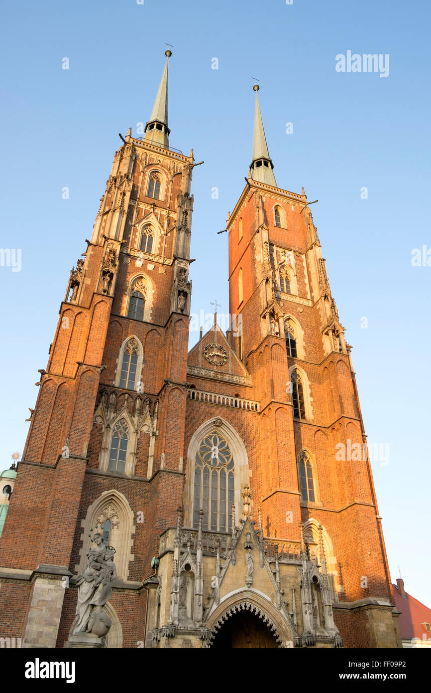 Les tours jumelles de la cathédrale de Saint Jean Baptiste à Wrocław, Pologne, l'une des capitales européennes de la Culture pour 2016. Banque D'Images