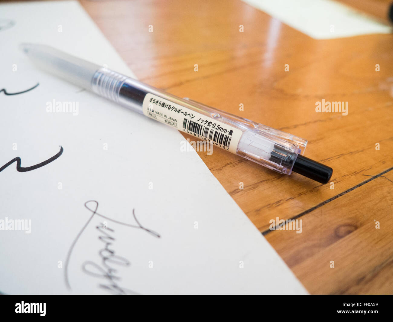Stylo avec étiquette en feuille de papier stylo avec étiquette en feuille de papier Banque D'Images