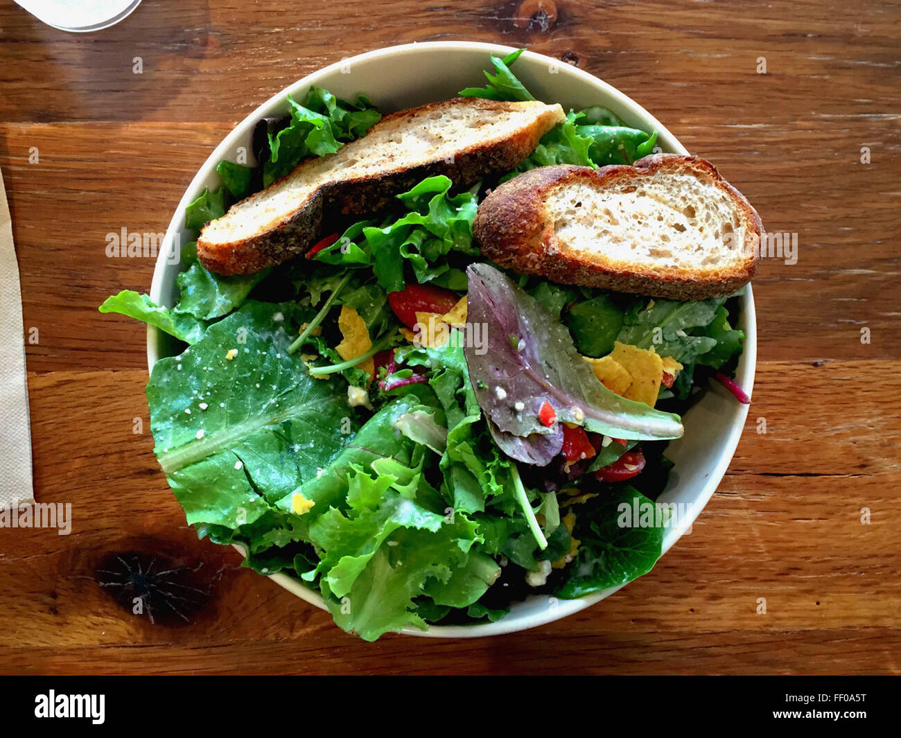 Salade avec du pain dans un bol de pain dans un bol à salade Banque D'Images