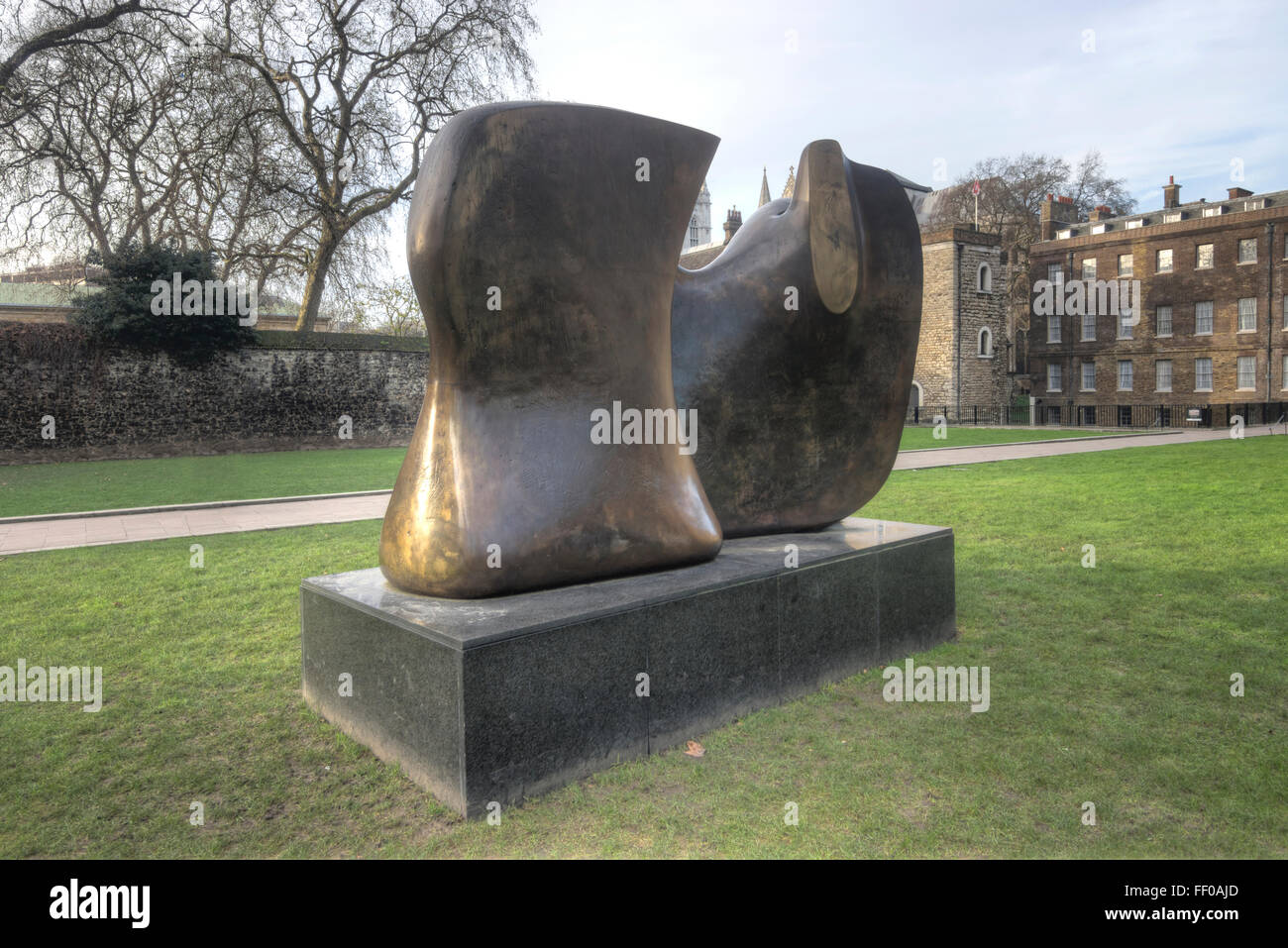 Deux pièces à couteaux 1962-65 est une sculpture en bronze de Henry Moore. Banque D'Images