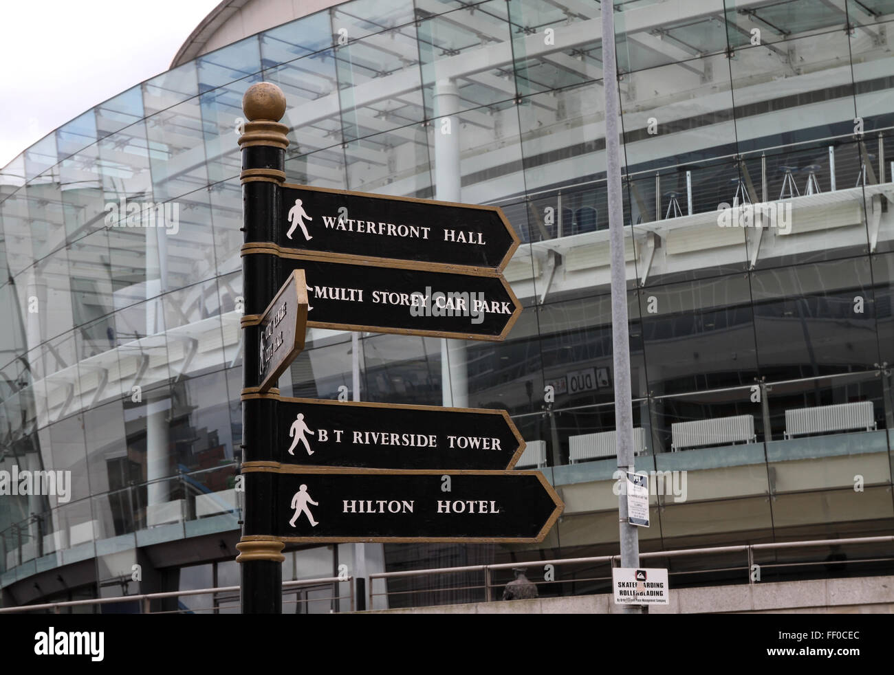 Panneaux de direction en dehors de la Waterfront Hall, à Belfast, en Irlande du Nord. Banque D'Images