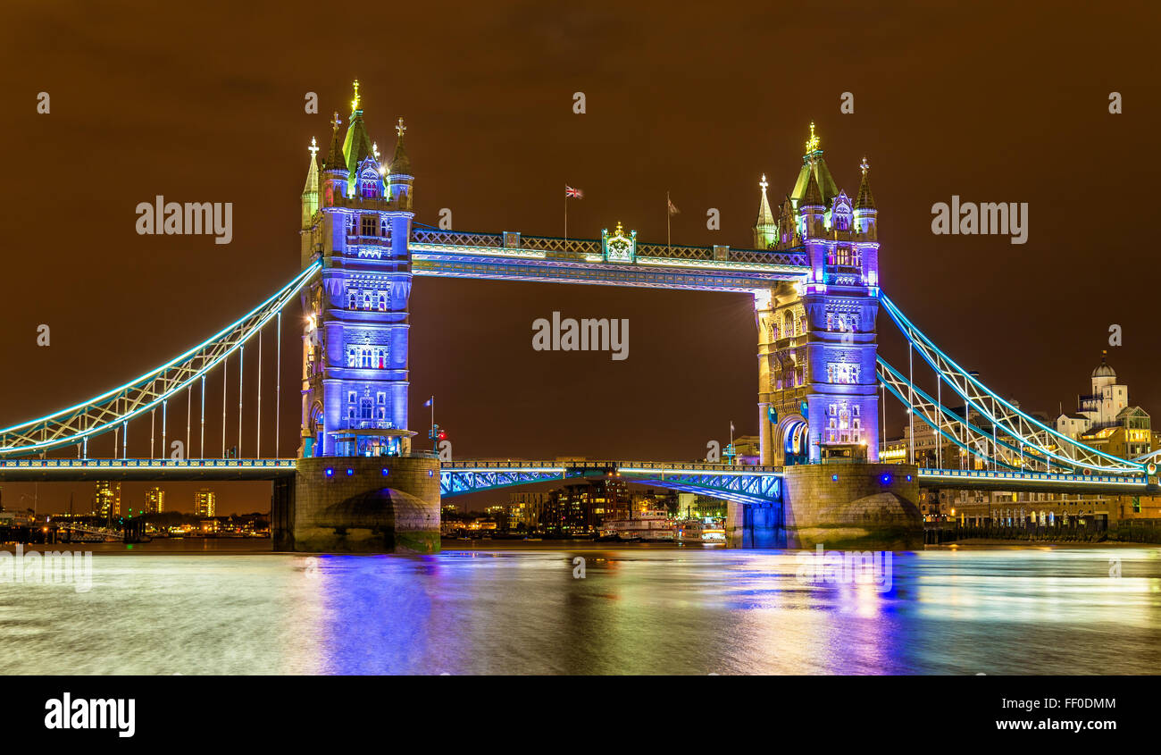 Vue sur le Tower Bridge dans la soirée - Londres Banque D'Images