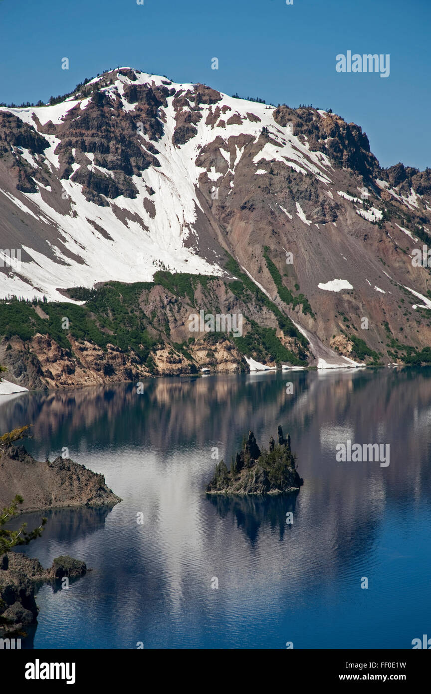 Lac de cratère de l'île fantôme, avec de la neige sur le bord des montagnes qui entourent la caldeira. Rim Caldera reflété dans le lac Banque D'Images