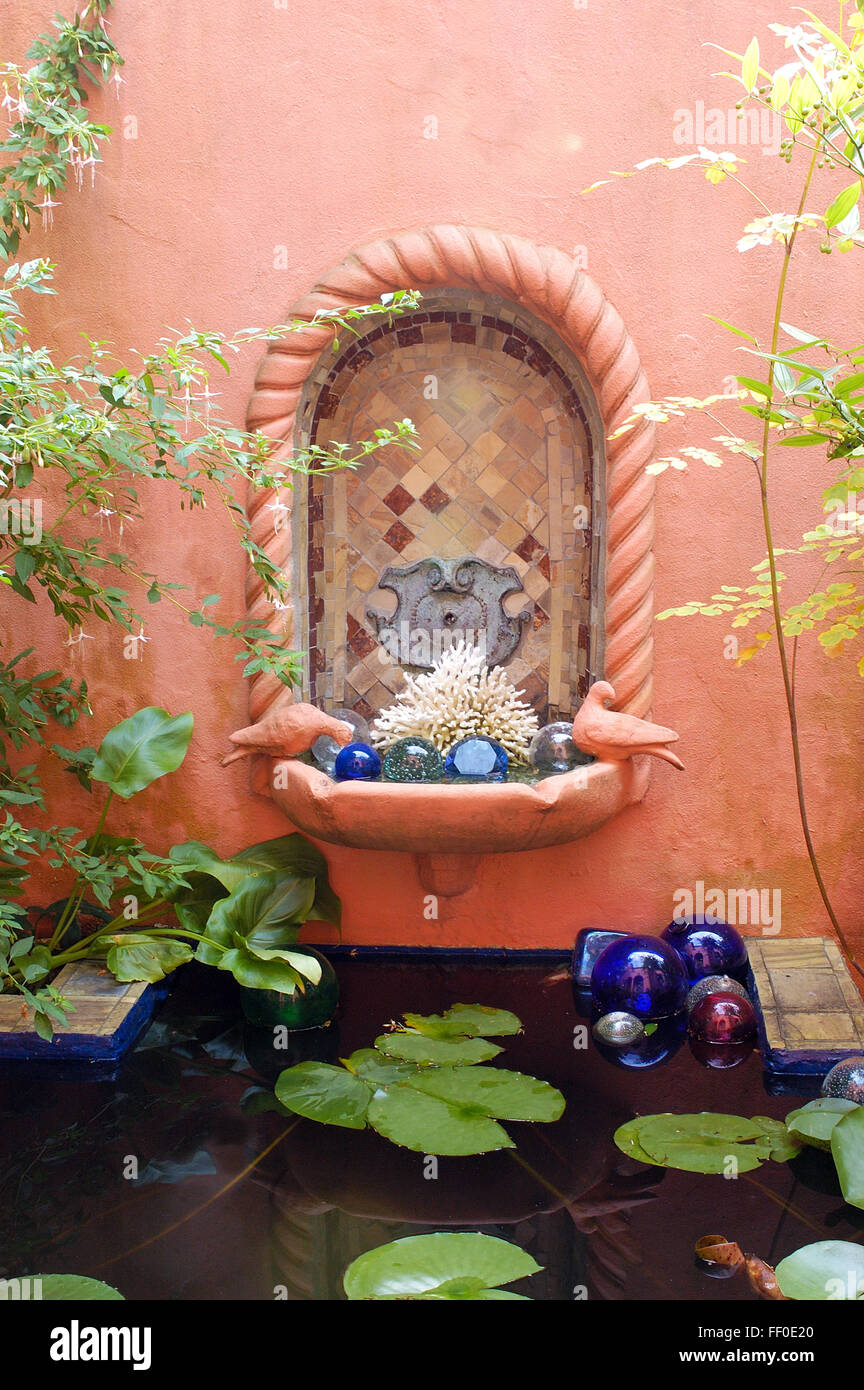 Fontaine murale en stuc, de nénuphars Banque D'Images