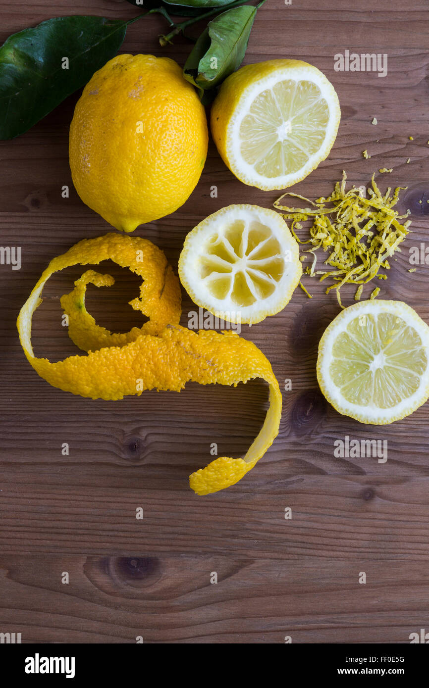 Les tranches de citron zeste avec Banque D'Images
