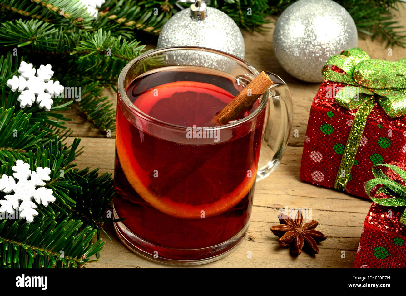 Décoration de Noël et vin chaud sur table en bois Banque D'Images