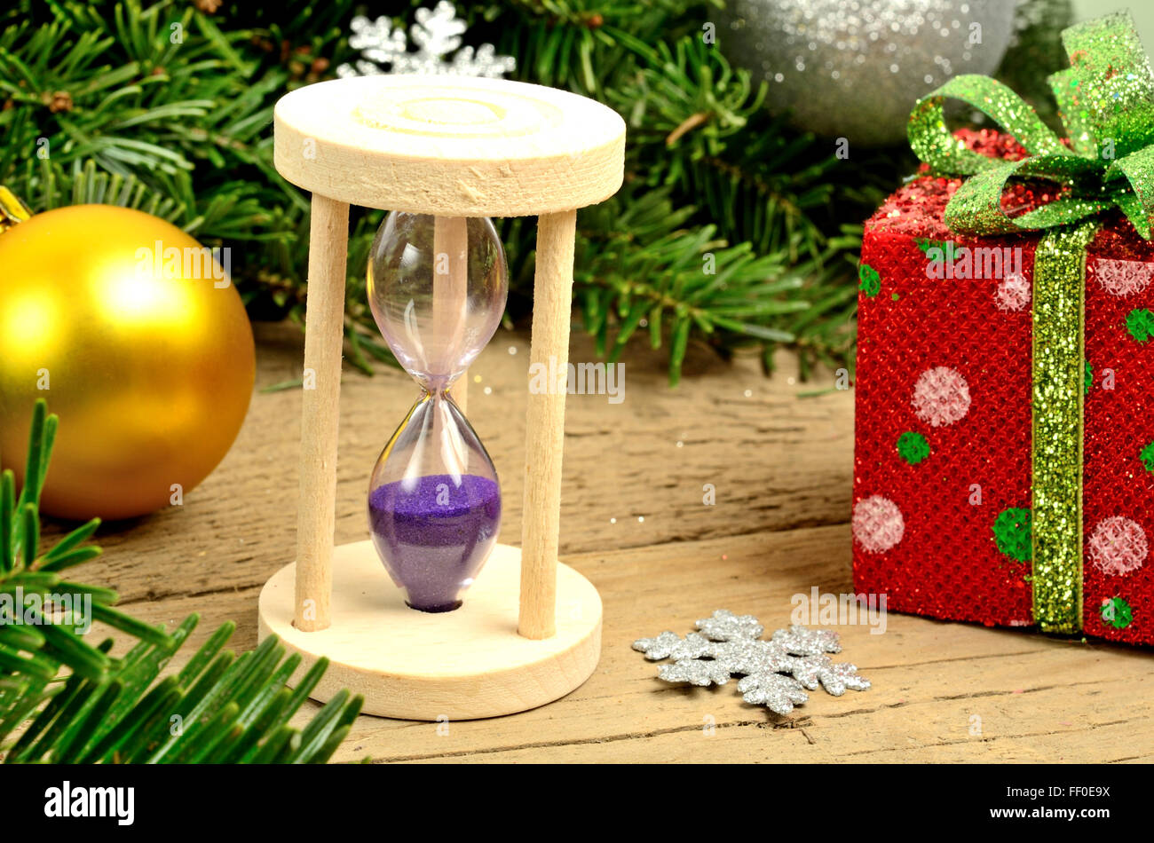 Time glass avec décoration de Noël sur la table Banque D'Images