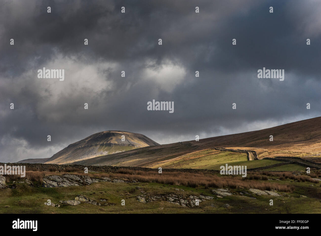 Pen-y-Ghent et Long Lane de pont au-dessus de Helwith Banque D'Images
