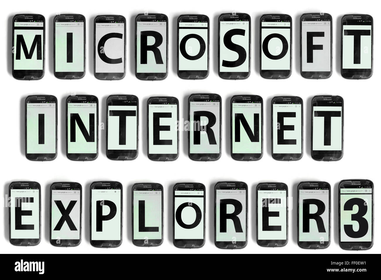 Microsoft Internet Explorer 3 écrit sur les écrans de smartphones photographié sur un fond blanc. Banque D'Images