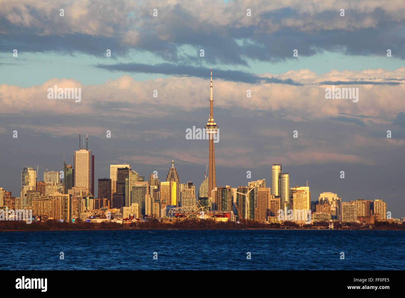 Le Toronto. Canada skyline at Twilight Banque D'Images