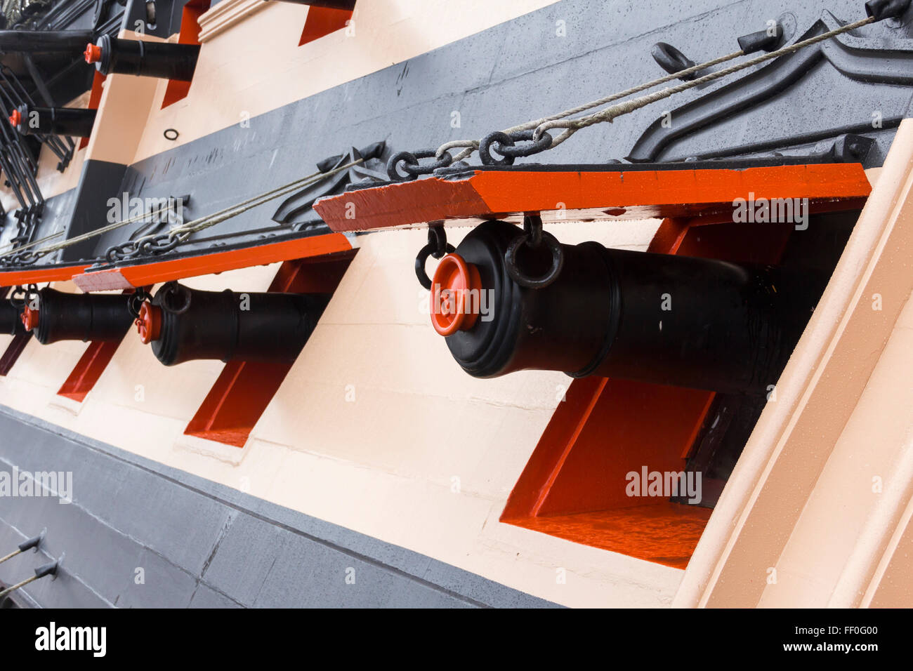 Les ports d'armes à feu sur le HMS Victory, le navire de la Marine royale historique qui dirigeait la victoire de forces navales britanniques à Trafalgar Banque D'Images