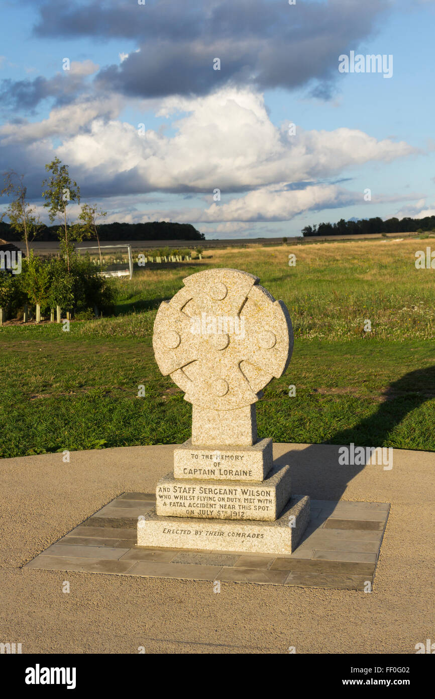 Mémorial pour le capitaine Loraine et le Sergent Wilson du Royal Flying Corps près de Stonehenge vistor center. Banque D'Images