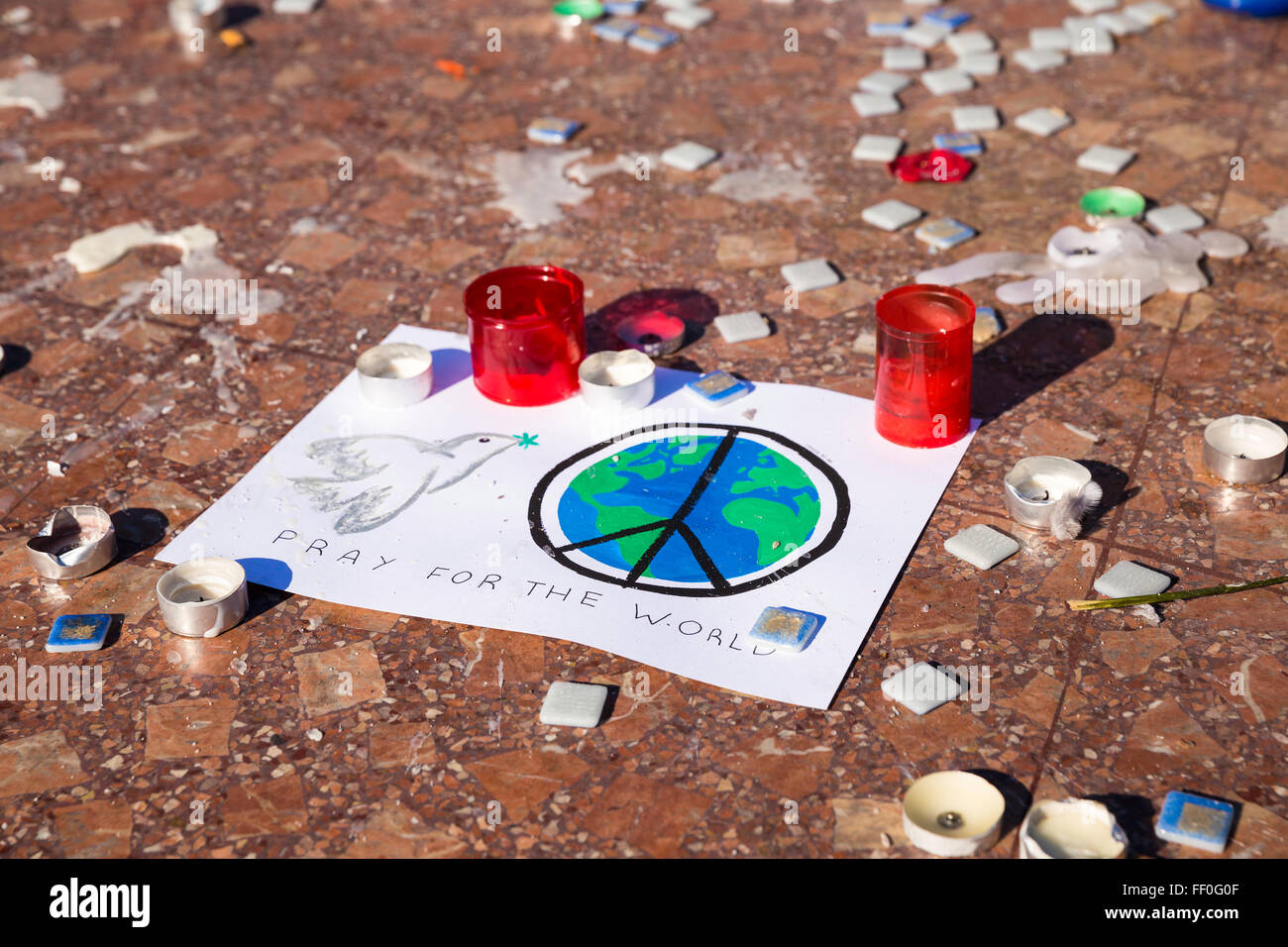 La paix mondiale symbole dessiné sur papier sur le sol avec des bougies autour de protester contre les attaques terroristes Banque D'Images