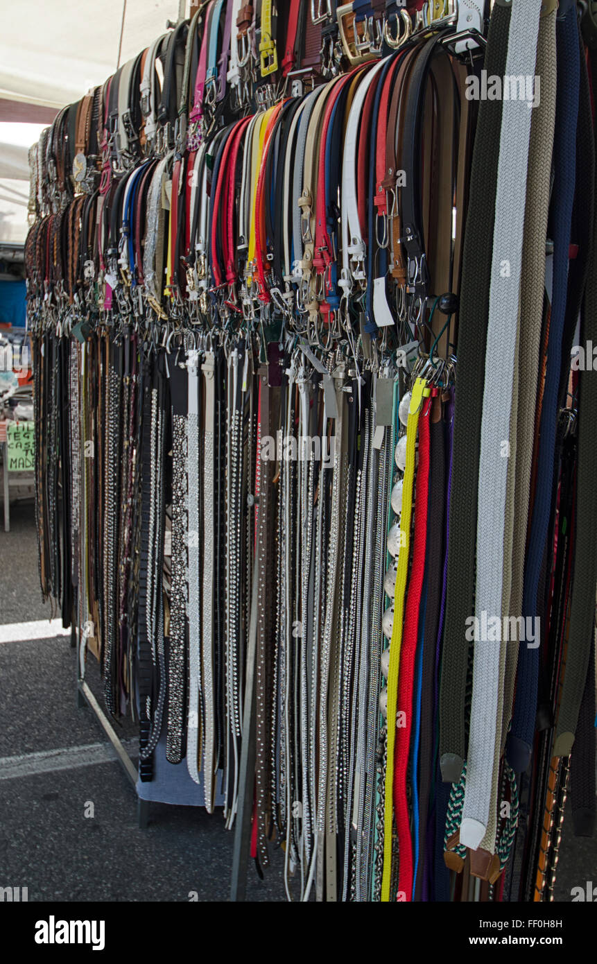 Les ventes de ceintures dans un marché de rue Banque D'Images